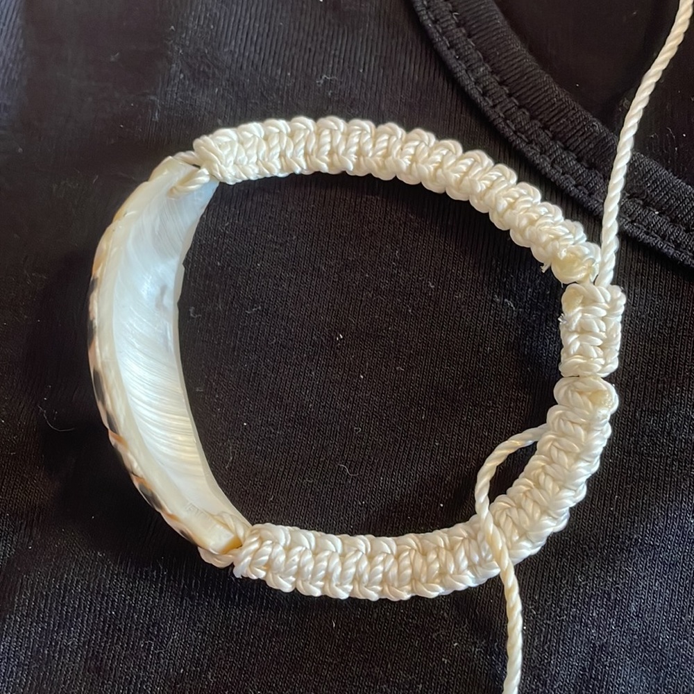 Adjustable shell bracelet - Picture 3 of 4